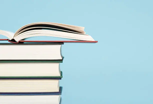 Traditional Publishing vs Self-Publishing: Which Path Is Right for You?